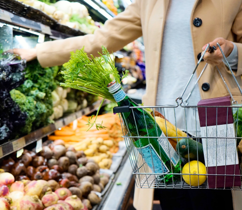 Frau bei Einkaufsituation im Supermarkt